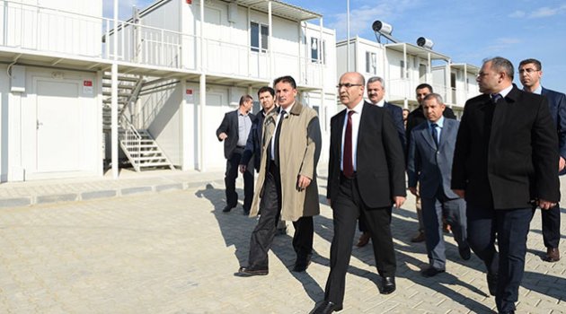 Vali Demirtaş, Sarıçam’da yapımı devam eden “Konteyner Kent”te incelemelerde bulundu