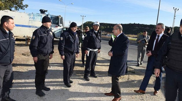 Vali Demirtaş’tan uygulama noktasındaki polislere ziyaret