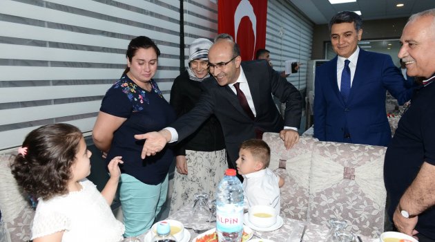 Vali Demirtaş ve eşi şehit aileleri ve gazilerle iftarda buluştu
