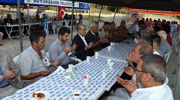 Vali Demirtaş ve eşinden şehidin ailesine taziye ziyareti