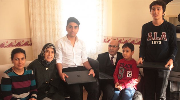 Vali Demirtaş'tan şehit çocuklarına dizüstü bilgisayar