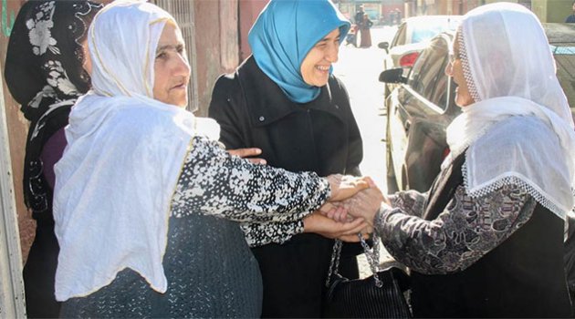 Vali Mahmut Demirtaş’ın eşi Beyhan Demirtaş, hasta ve hasta yakınlarını evlerinde ziyaret etti