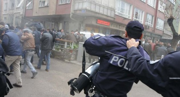 Valiliğe göre gazcı polise müdahale eden de polis