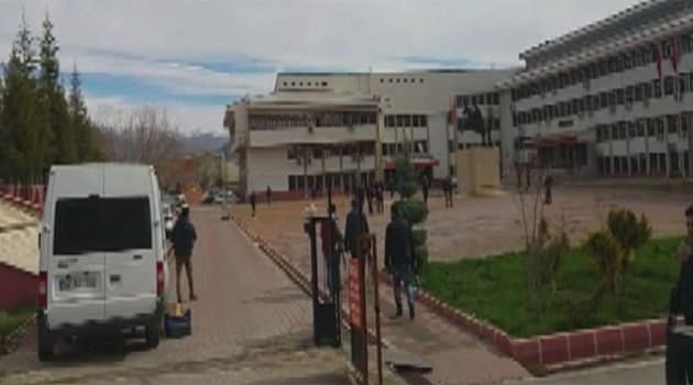 Valilik önünde çatışma: 1 ölü