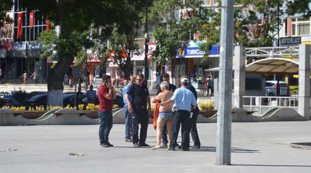 Valilik önünde soyunarak elektrik faturasını protesto etti