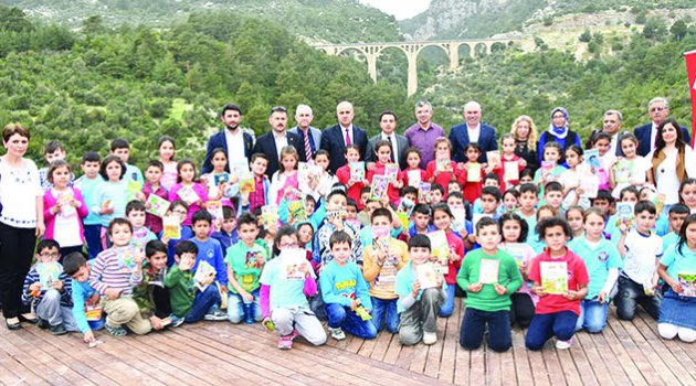 Varda Köprüsü'ne karşı kitap okudular