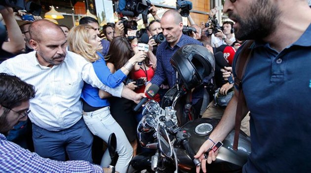 Varufakis Maliye Bakanlığı’nı terk etti