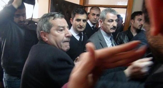 Vatandaşlar, odasını bastı