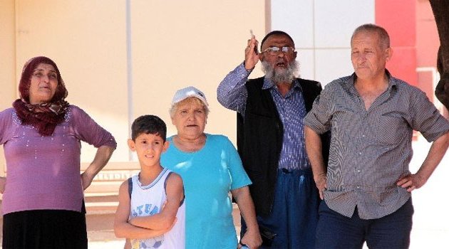 Vatandaşlardan Gözaltına Alınan Polislere Tepki Gösterdi