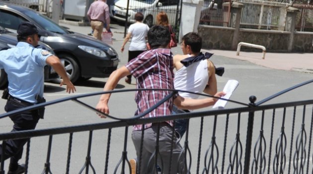 Vatandaştan polise tekmeli yardım