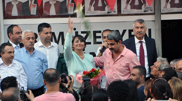 Ve Müzeyyen Şevkin sahaya indi