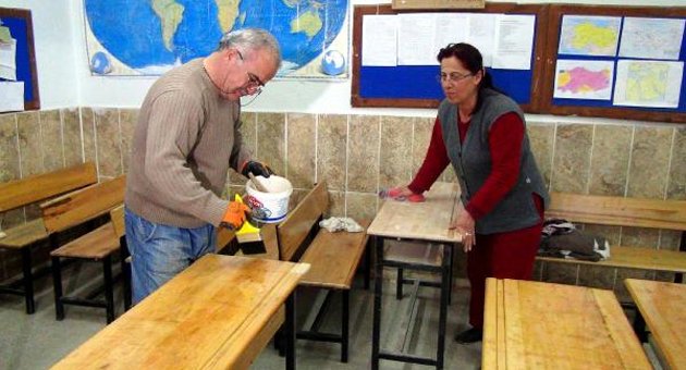 Veliler okulun bakım ve onarımını yapıyor