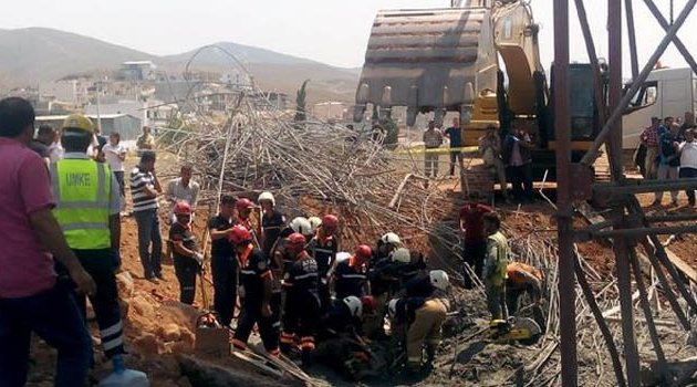 Viyadük inşaatında iskele çöktü 3 işçi harcın altında kaldı