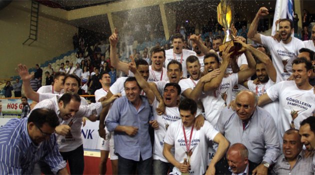Voleybol Erkeklerde Kupayı Arkas Spor aldı