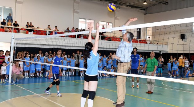 Voleybol takımlarına malzeme dağıtıldı