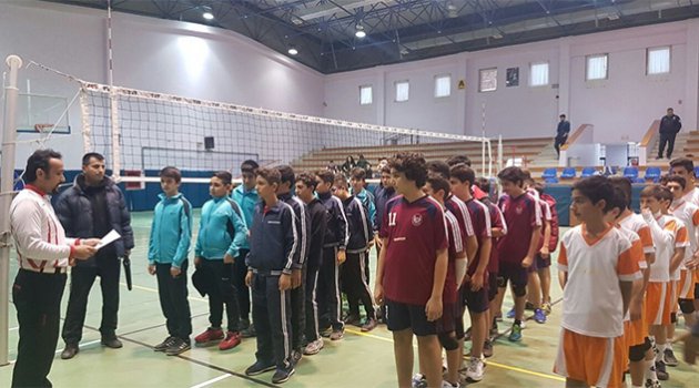Voleybolda Evliya Çelebi Ortaokulu Adana birincisi