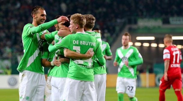 Wolfsburg yarıladı