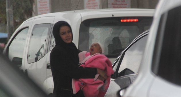 Yağmurda bile çocuklarını istismar ederek dileniyorlar