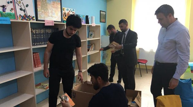 Yakapınar İlkokulu’na kitap bağışladılar