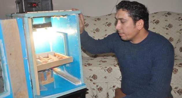 Yalıtım malzemesinden kuluçka makinesi yaptı