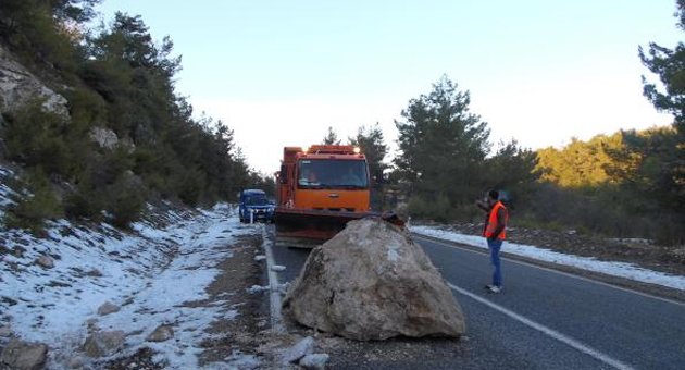 Yamaçtan kopan büyük kaya parçası karayoluna düştü