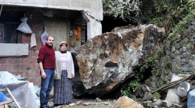 Yamaçtan kopan kaya kütlesi eve çarptı