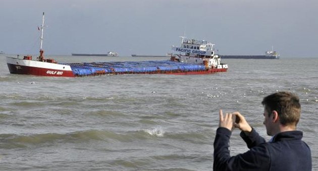 Yan yatan geminin çekilmesi için havanın düzelmesi bekleniyor