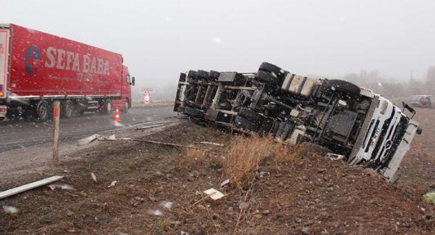 Yan yatan TIR'ın sürücüsü yaralandı