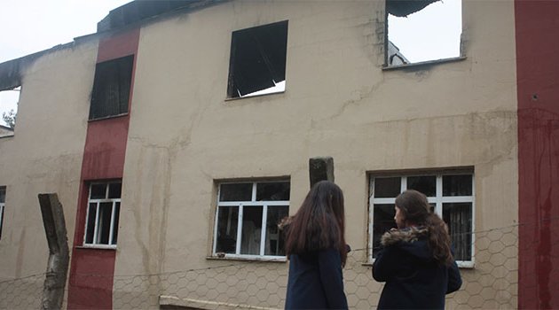 Yanan yurt binasına hüzünlü bakış
