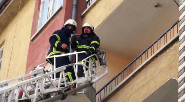 Yangın ihbarına gittiler eve kilitlenen kadını buldular