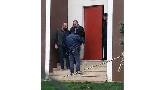 Yangın merdiveninde ölü bulundu