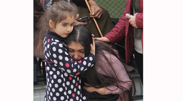 Yangında evleri küle dönen teyzesini sarılarak teskin etti