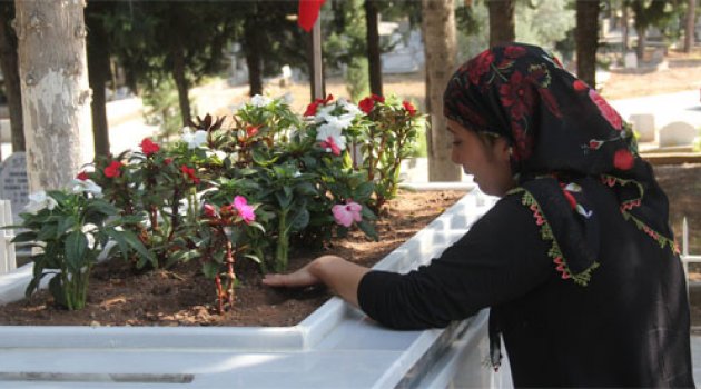 Yanında şehit edilen babasının mezarını ziyaret etti