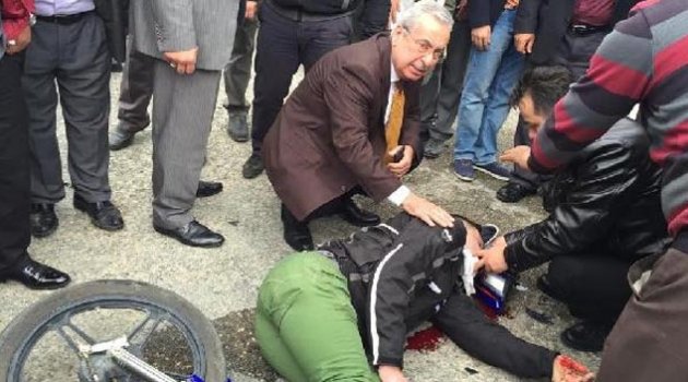 Yaralı motosikletliye ilk müdahale eski Bakan Zeki Çakan'dan