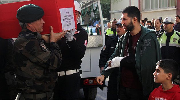 Yaralı silah arkadaşı, şehidi yalnız bırakmadı