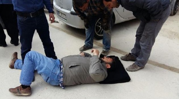 Yaralı sürücü yerde arkadaşını arayıp yardım istedi