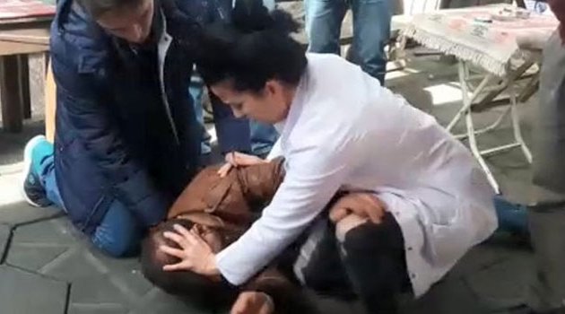 Yardım ettiği hasta tarafından tekmelendi