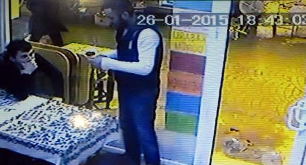 Yardım ettiği kişiye telefonunu kaptırdı