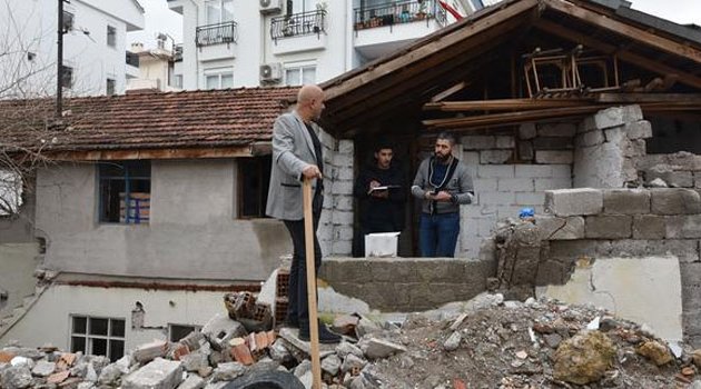Yarı çıplak erkek cesedi bulundu