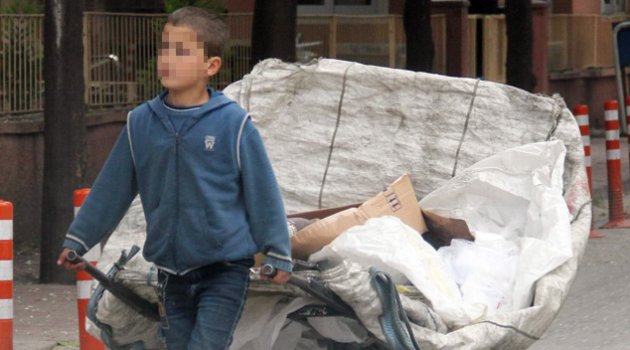 Yaşıtları bayram kutlarken, onlar ekmek parası kazanmak için sokağa çıktı