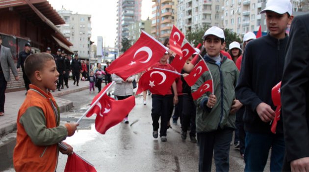Yaşıtları bayram yaptı, Efe bayrak sattı