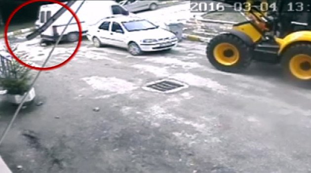 Yaşlı adamı metrelerce sürükledi!