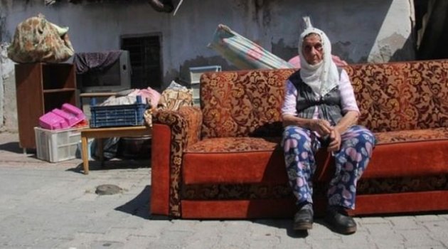 Yaşlı kadın kira ödeyemeyince sokakta kaldı