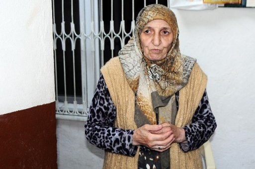 Yaşlı kadını attığı çığlık kurtardı