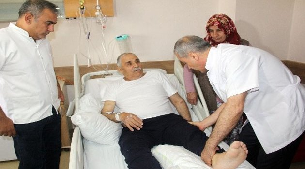 Yatalak geldiği hastaneden yürüyerek çıktı