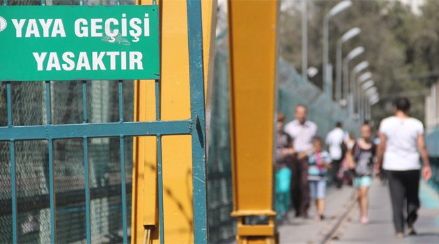 Yaya ve taşıt geçişi yasak ama kurala uyan yok