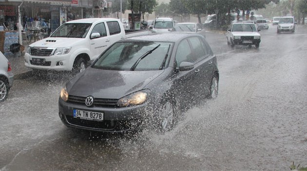Yaz yağmuru mahsur bıraktı