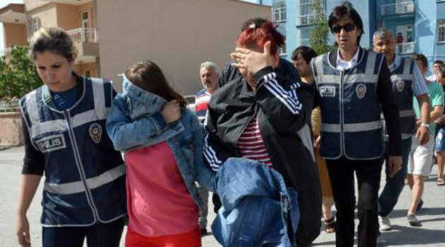 Yazlık evde parti yaparken yakalandılar