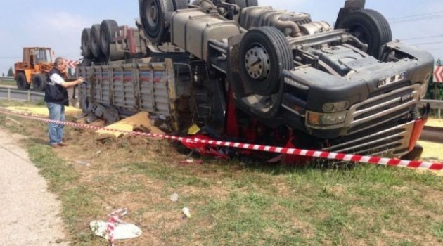 Yem yüklü TIR devrildi: 1 ölü