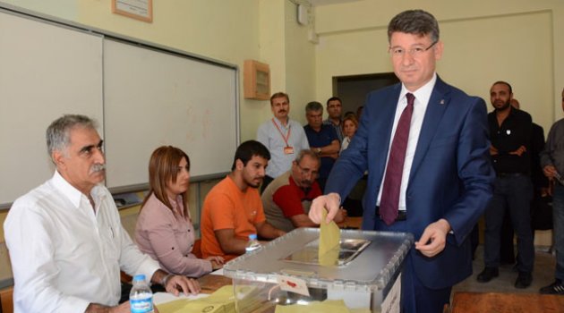 Yeni, oyunu eşi ve oğluyla birlikte kullandı